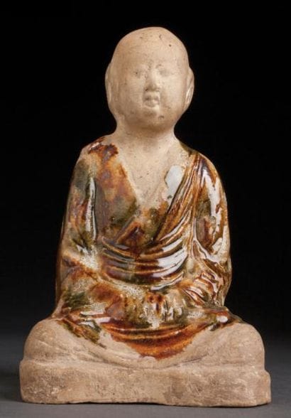 RARE FIGURE DE BUDDHA EN TERRECUITE À GLAÇURE...