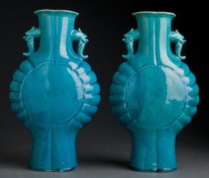 PAIRE DE FLASQUES EN FORME DE LUNE EN PORCELAINE...