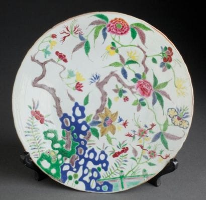 PLAT EN PORCELAINE DE LA FAMILLE VERTE À...