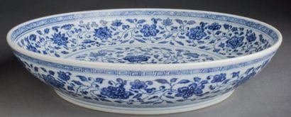 PLAT AUX LOTUS EN PORCELAINE BLEU ET BLANC...