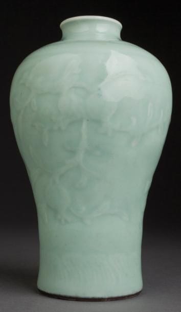 VASE MEIPING EN PORCELAINE À GLAÇURE CÉLADON...