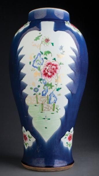 LARGE VASE BALUSTRE EN PORCELAINE DE LA FAMILLE...
