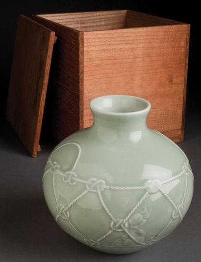 RARE VASE EN FORME DE GRENADE EN PORCELAINE...