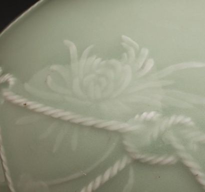RARE VASE EN FORME DE GRENADE EN PORCELAINE...