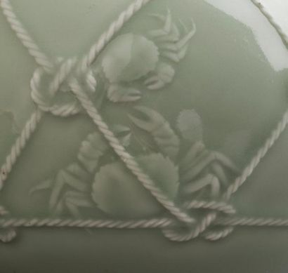 RARE VASE EN FORME DE GRENADE EN PORCELAINE...