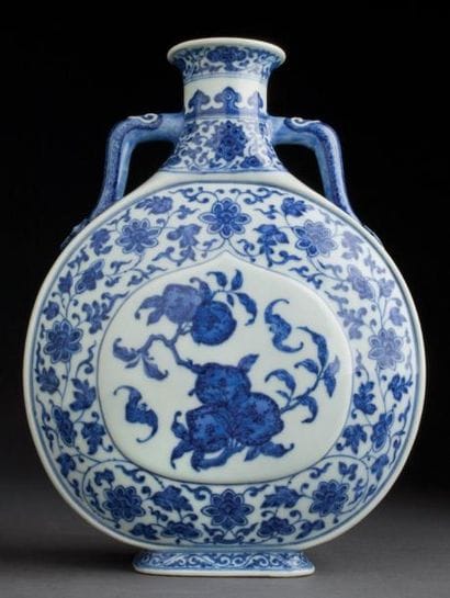 RARE FLASQUE EN PORCELAINE BLEU ET BLANC...
