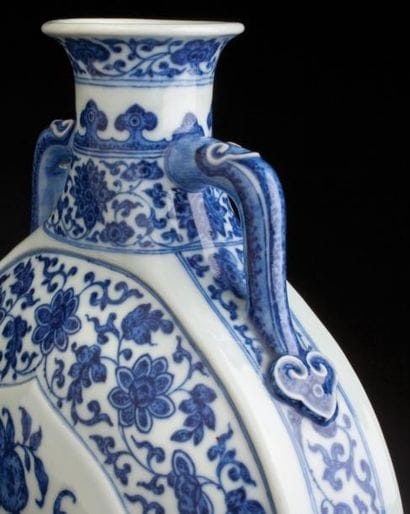 RARE FLASQUE EN PORCELAINE BLEU ET BLANC...