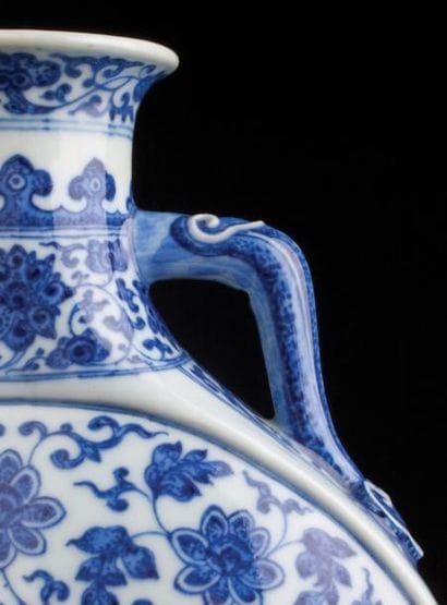 RARE FLASQUE EN PORCELAINE BLEU ET BLANC...