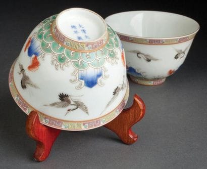 PAIRE DE COUPES À VIN EN PORCELAINE DE LA...