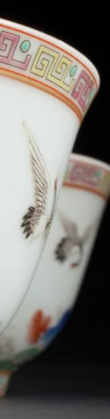 PAIRE DE COUPES À VIN EN PORCELAINE DE LA...