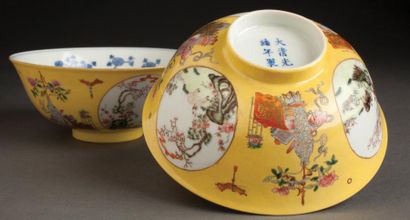 PAIRE DE BOLS À FOND JAUNE AUX MÉDAILLONS...