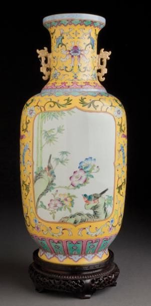 VASE EN PORCELAINE DE LA FAMILLE ROSE À DÉCOR...