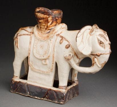 RARE PIQUE-CIERGE EN FORME D'ÉLÉPHANT EN...