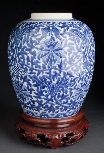 JARRE EN PORCELAINE BLEU ET BLANC AU LOTUS...