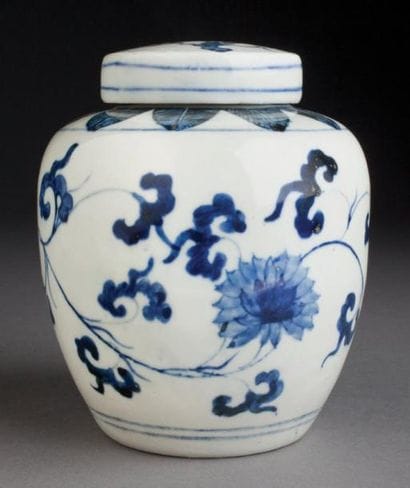JARRE À GINGEMBRE ET SON COUVERCLE EN PORCELAINE...
