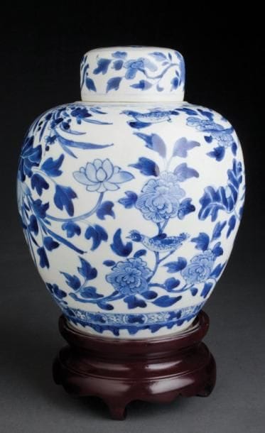 JARRE À GINGEMBRE ET SON COUVERCLE EN PORCELAINE...