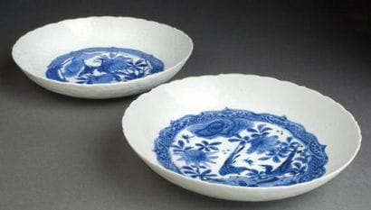 PAIRE DE COUPES FESTONNÉES EN PORCELAINE...