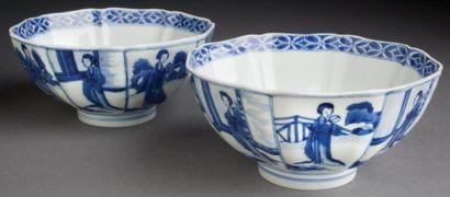 PAIRE DE BOLS FACETTÉS EN PORCELAINE BLEU...