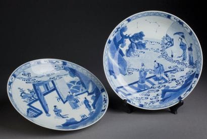 SUITE DE DEUX PLATS EN PORCELAINE BLEU ET...