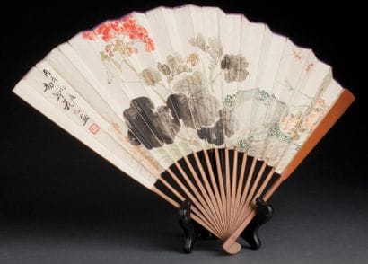 HUA YUAN (1898-1957)
Éventail aux fleurs...