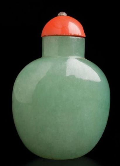 ANTIQUE FLACON-TABATIÈRE OVOÏDE EN JADÉITE...