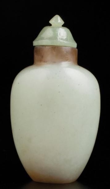 ANTIQUE FLACON-TABATIÈRE OVOÏDE EN JADE BICOLORE...