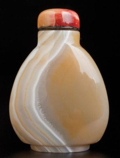 ANTIQUE TABATIÈRE OVOÎDE EN AGATE BANDÉE...