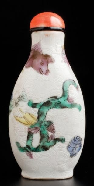 FLACON TABATIÈRE PIRIFORME EN PORCELAINE...