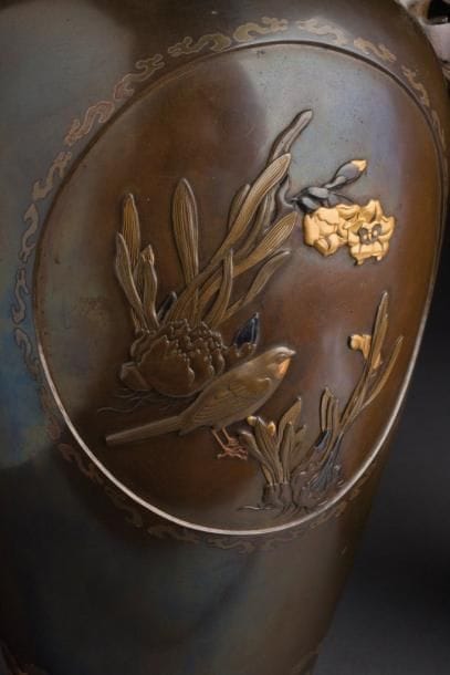 PAIRE DE VASES DE PRÉSENTATION EN BRONZE...