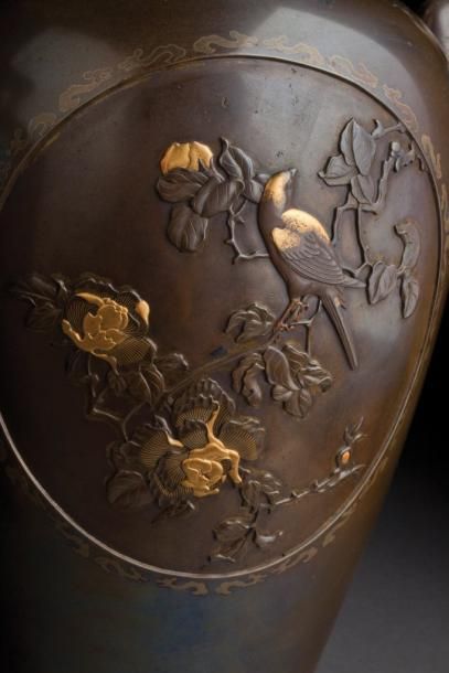 PAIRE DE VASES DE PRÉSENTATION EN BRONZE...