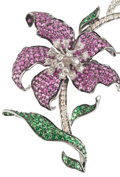 18K GOLD, GEMS
18K gold brooch stylizing...