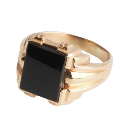 10K GOLD
Men's signet ring in 10K yellow...