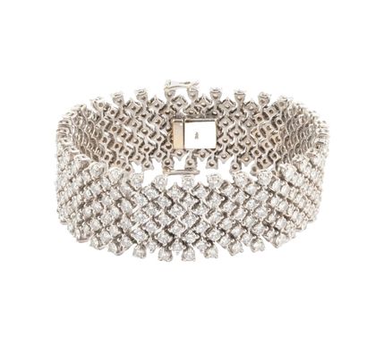 18K GOLD, DIAMONDS
Large 18K white gold braclet...