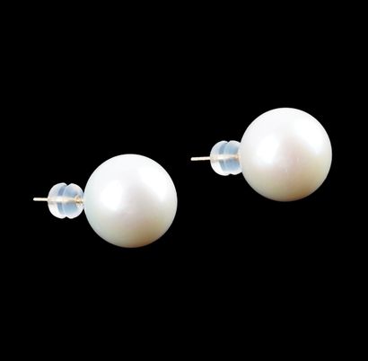 PEARLS, 18K GOLD
Earrings set with a cultured...