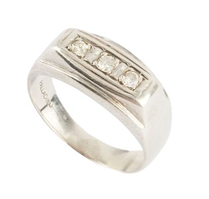 PALLADIUM 
Ring set with 3 diamonds, clarity:...