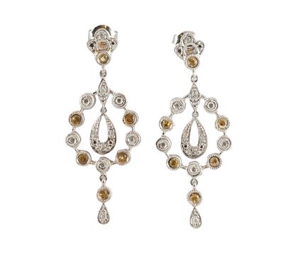14K GOLD
14K white gold dangling earrings...