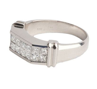 18K GOLD, DIAMONDS
18K white gold ring set...