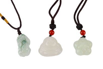JADÉITE, NÉPHRITE
Lot comprenant 3 pendentifs...