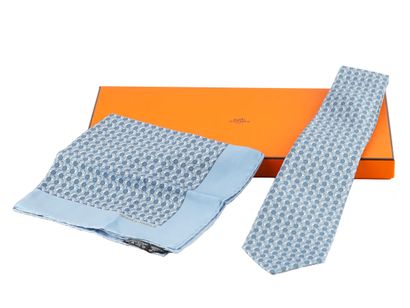 HERMÈS
Lot comprenant une cravate et petit...