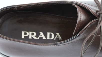 PRADA
Chaussure Prada en cuir marron.
Taille:...