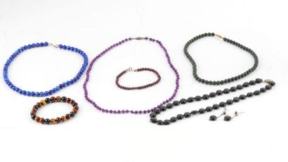 COLLIERS / NECKLACES
Lot comprenant des colliers...