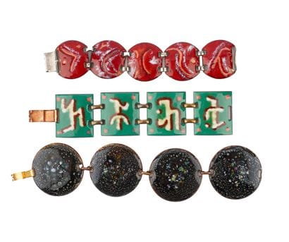BRACELETS
Lot composé de trois (3) bracelets...