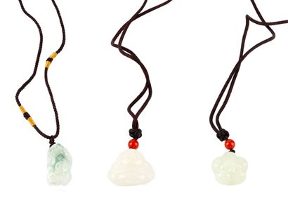 JADÉITE, NÉPHRITE
Lot comprenant 3 pendentifs...