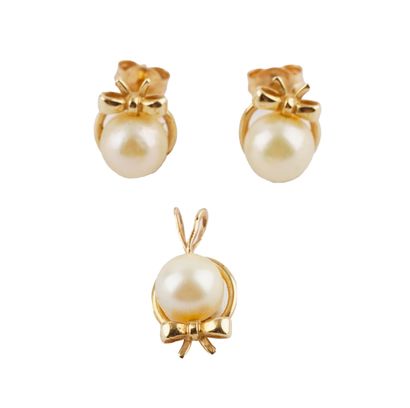 14K GOLD, PEARL
Earrings and pendant in 14K...