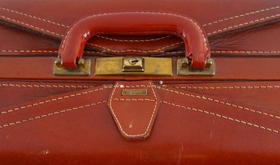 MAJESTIC
Valise Majestic en cuir marron,...