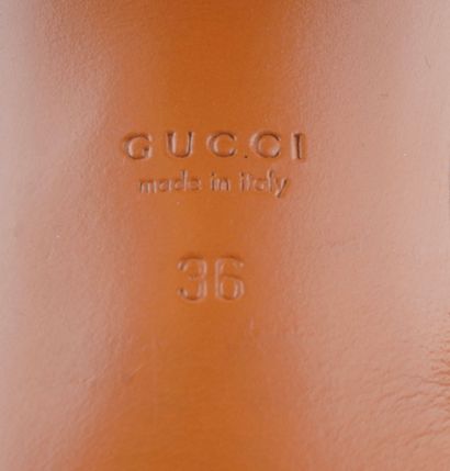 GUCCI
Sandale Gucci en cuir beige.
Taille:...