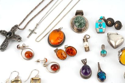 ARGENT / SILVER
Lot de bijoux en argent comprenant...
