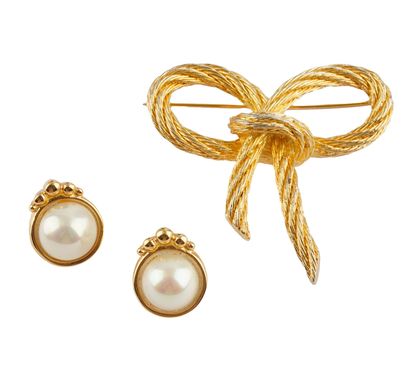 CHRISTIAN DIOR
Broche et paire de boucles...