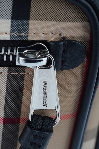 BURBERRY
Sac Burberry à bandoulière en toile,...
