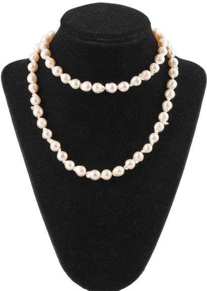 PERLES / PEARLS
Collier composé de perles...
